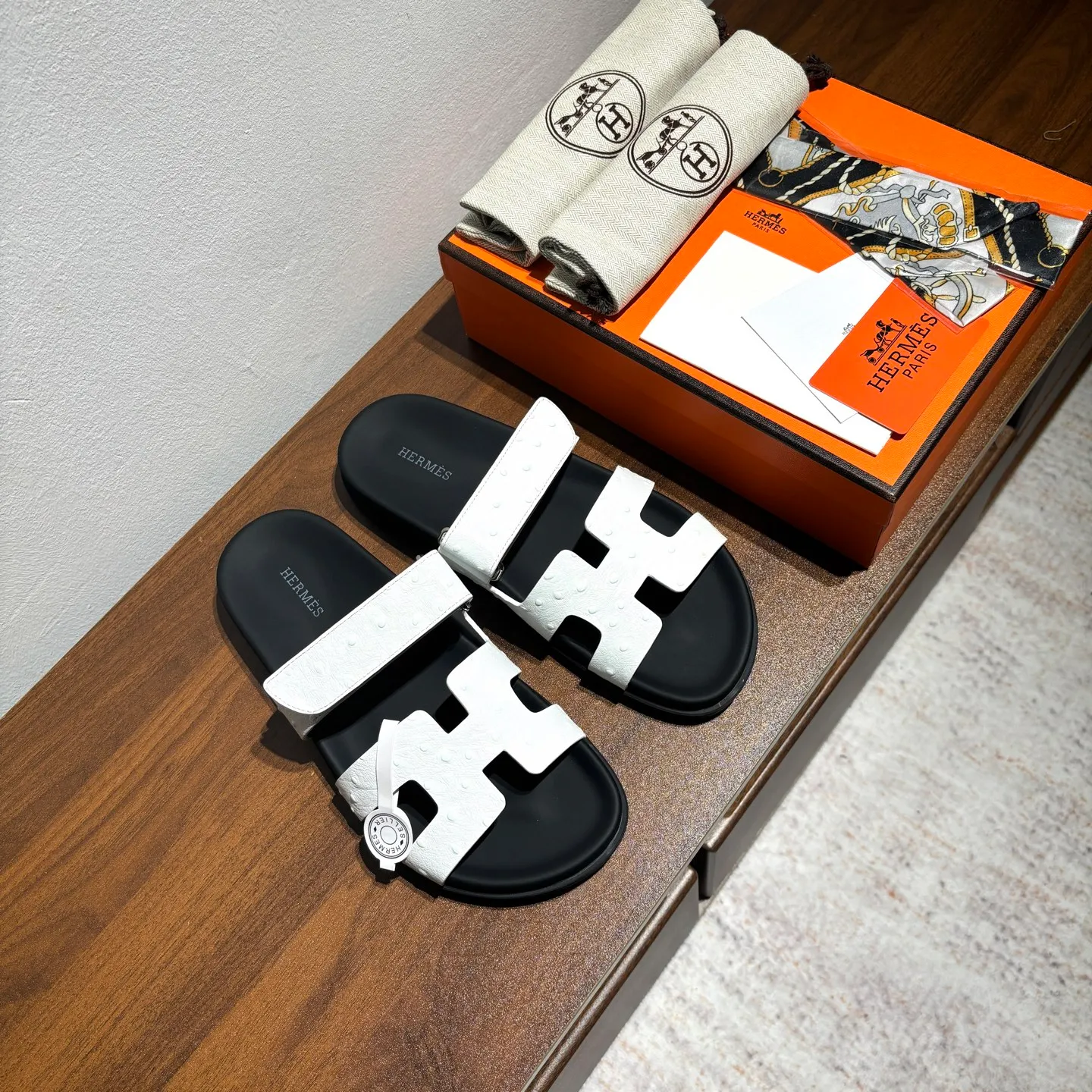 👟👟Ex-factory price 520👟👟 Men's size +10 Brand💗: HERMES Number💗: H8018-210199 Color💗: Ostrich pattern new color system Size 💗: 35 to 40 38-45 Upper material: imported calfskin Outsole material: Tpu anti-slip and wear-resistant outsole 🆕🆕🆕HERMES 2025 latest color matching, original purchased and dismantled, imported custom fabrics. All colors have been adjusted N times, striving to be zero different from the original! The top version for women 💰 Erjie's shoes that have become extremely popular recently - chypre sandals, which are comfortable for all ages and are cute and cute. Paired with various colored socks, it’s so trendy